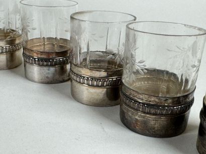 Série de sept petits verres à liqueur en...