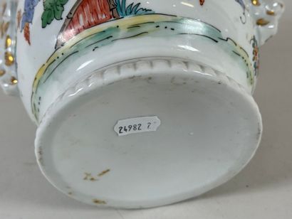 Cache-pot en porcelaine à décor polychrome...