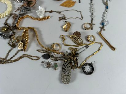 Important lot de bijoux fantaisie dont chapelets,...