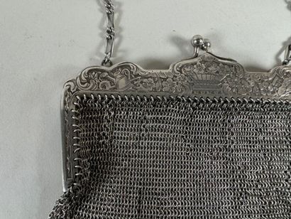Importante aumônière en métal argenté à décor...
