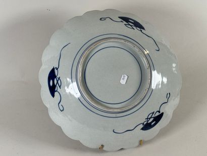 JAPON.
Plat en porcelaine polychrome Imari...