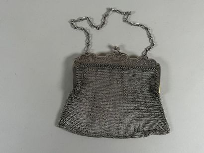 Importante aumônière en métal argenté à décor...