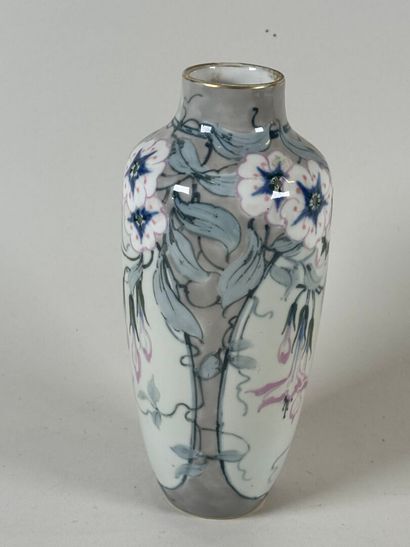 LIMOGES, FRANCE.
Vase en porcelaine à décor...