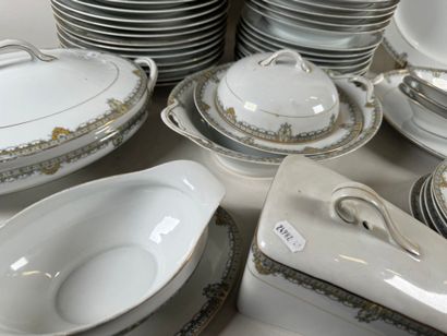Partie de service de table en porcelaine...