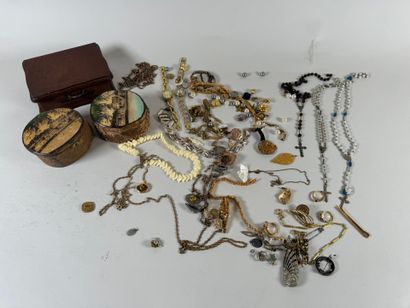 Important lot de bijoux fantaisie dont chapelets,...