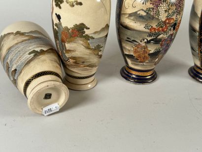 JAPON, SATSUMA, XXe.
Deux paires de vases...