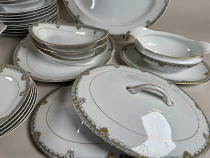 Partie de service de table en porcelaine...