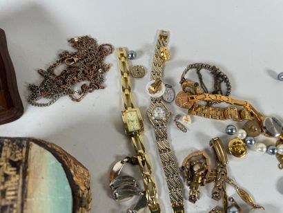 Important lot de bijoux fantaisie dont chapelets,...