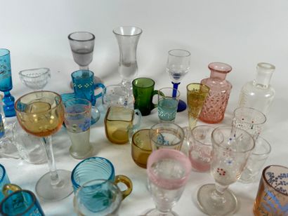 Importante collection de petits verres en...