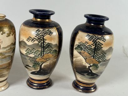 JAPON, SATSUMA, XXe.
Deux paires de vases...