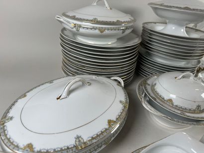 Partie de service de table en porcelaine...