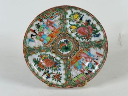 CANTON.
Petite assiette en porcelaine polychrome...