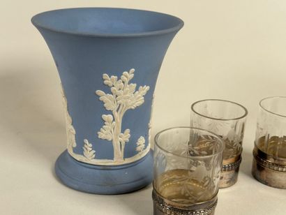 Série de sept petits verres à liqueur en...