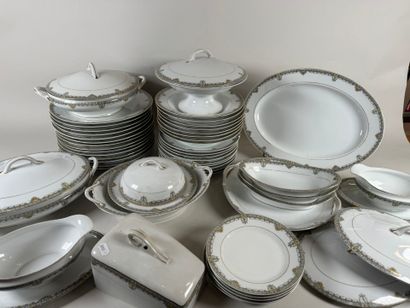 Partie de service de table en porcelaine...