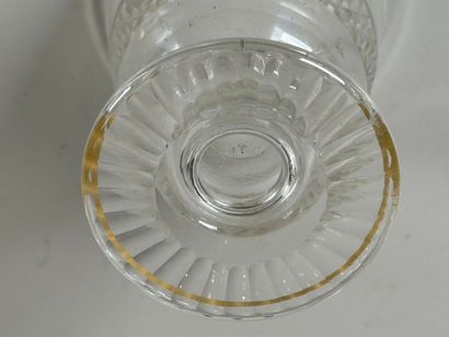 Verre sur pied en cristal taillé à décor...