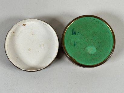 Poudrier ou boîte circulaire en carton bouilli...