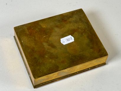 Boite en cuivre et laiton à décor dans un...