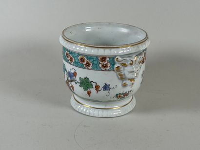 Cache-pot en porcelaine à décor polychrome...