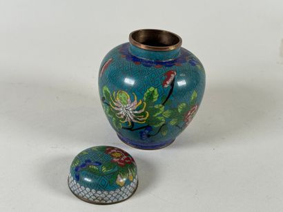 ASIE, XXe.
Pot couvert en bronze cloisonné...