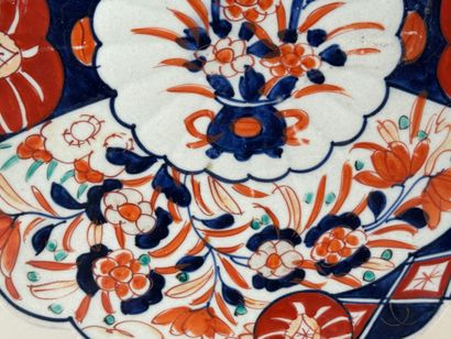 JAPON.
Plat en porcelaine polychrome Imari...