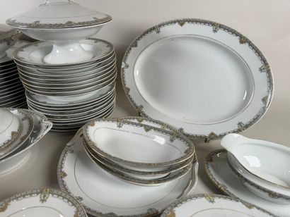 Partie de service de table en porcelaine...