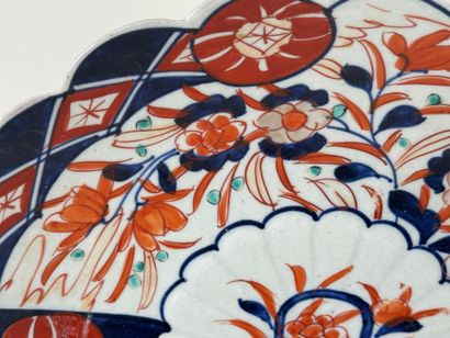 JAPON.
Plat en porcelaine polychrome Imari...