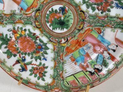 CANTON.
Petite assiette en porcelaine polychrome...
