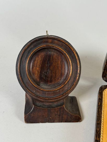 Porte-montre en bois sculpté.
8 x 8,5 x 10...