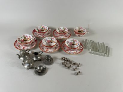 Lot comprenant : 
- dinette miniature de...