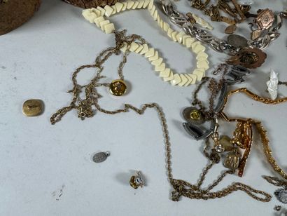 Important lot de bijoux fantaisie dont chapelets,...
