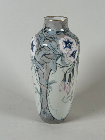 LIMOGES, FRANCE.
Vase en porcelaine à décor...