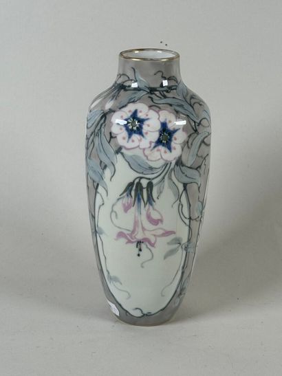 LIMOGES, FRANCE.
Vase en porcelaine à décor...