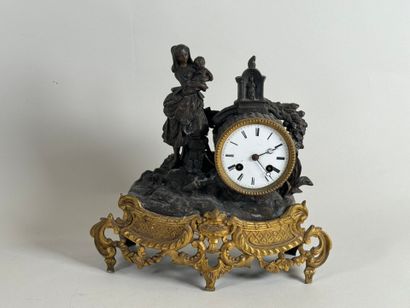 École XXe.
Femme à l'enfant.
Pendule en régule...