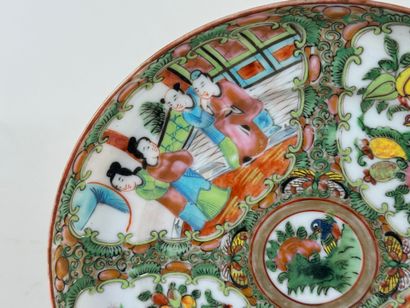 CANTON.
Petite assiette en porcelaine polychrome...