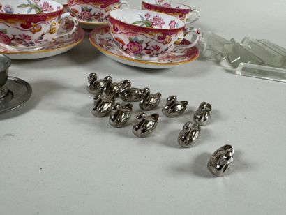 Lot comprenant : 
- dinette miniature de...