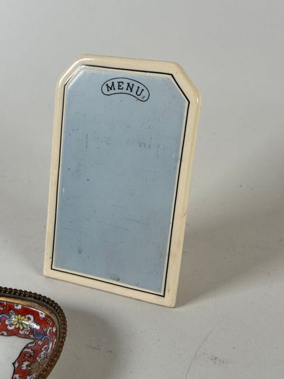 Petit vide-poche en porcelaine polychrome...