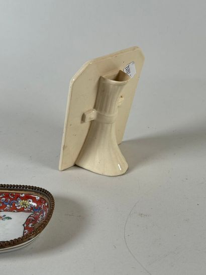 Petit vide-poche en porcelaine polychrome...