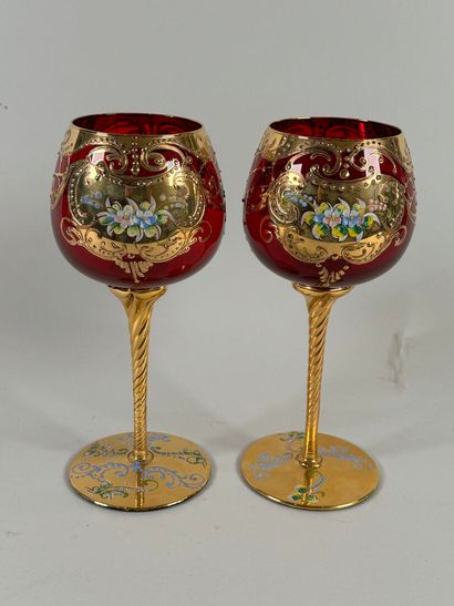 Paire de grands verres colorés rehaussés...
