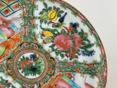 CANTON.
Petite assiette en porcelaine polychrome...