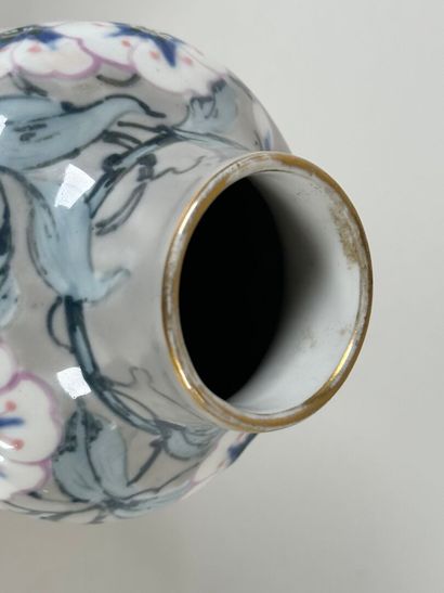 LIMOGES, FRANCE.
Vase en porcelaine à décor...