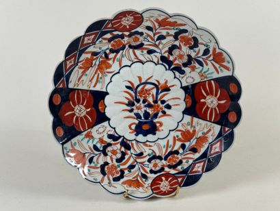 JAPON.
Plat en porcelaine polychrome Imari...