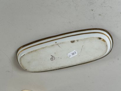 Petit vide-poche en porcelaine polychrome...