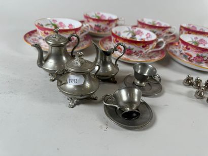 Lot comprenant : 
- dinette miniature de...