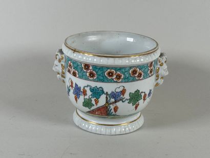 Cache-pot en porcelaine à décor polychrome...