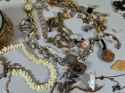 Important lot de bijoux fantaisie dont chapelets,...
