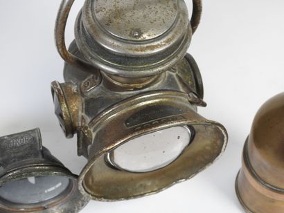 Lot including:
- Two LUXOR bicycle lamps,...