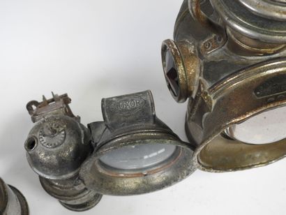 Lot including:
- Two LUXOR bicycle lamps,...