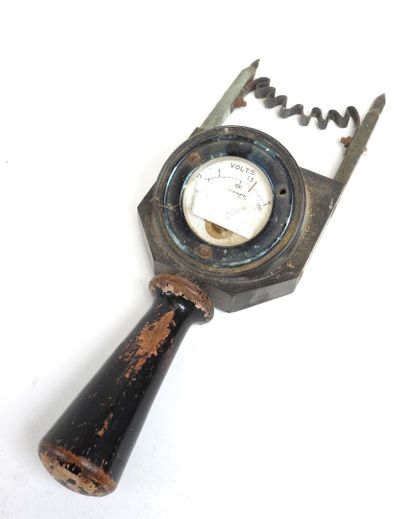 Battery tester (voltmeter on load resistor)...