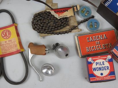 AUTOMOBILIA lot: cruets, books, headlight,...