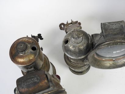 Lot including:
- Two LUXOR bicycle lamps,...